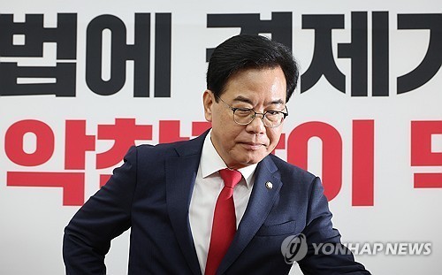 국민의힘 송언석 비상대책위원장 겸 원내대표가 7일 국회에서 열린 비상대책위원회의에 참석하고 있다. / 연합뉴스