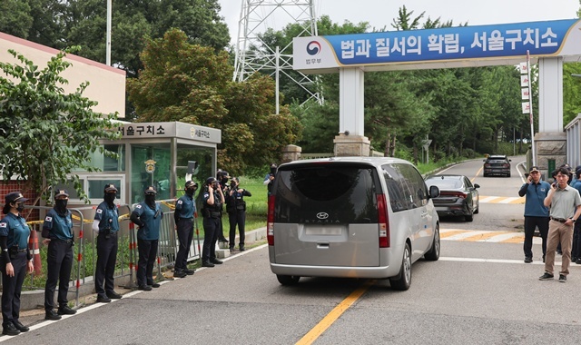 7일 김건희 여사 관련 의혹을 수사하는 민중기 특별검사팀이 조사에 불응하는 윤석열 전 대통령을 체포해 구인하기 위해 경기도 의왕시 서울구치소로 들어가고 있다. / 연합뉴스