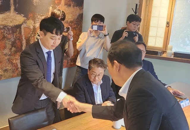 7일 서울 중구 달개비에서 열린 3차 수련협의체 회의에서 한성존 대한전공의협의회 비대위원장(왼쪽)과 김국일 보건의료정책관이 악수하고 있다. / 연합뉴스
