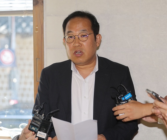 김국일 보건의료정책관이 7일 서울 중구 달개비에서 3차 수련협의체 회의를 마친 뒤 취재진 질문에 답변하고 있다. / 연합뉴스
