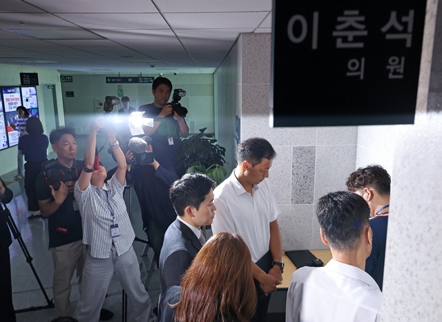 주식 차명거래 의혹을 받는 전 국회법사위원장 이춘석 의원 사무실을 압수수색하기 위해 11일 경찰 관계자가 국회의원회관 내 의원실로 들어가고 있다. / 연합뉴스