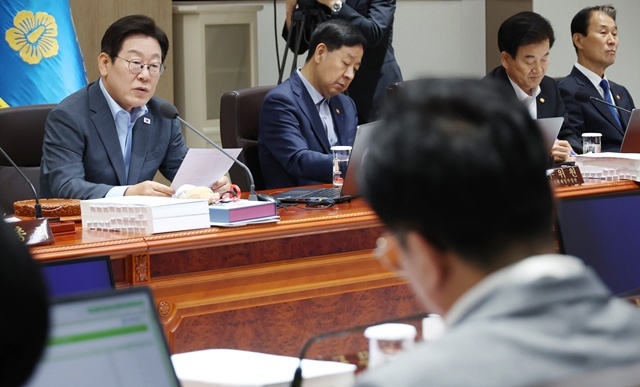 이재명 대통령이 12일 서울 용산 대통령실에서 열린 국무회의에서 발언하고 있다. / 연합뉴스