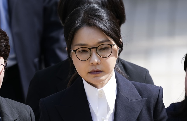 윤석열 전 대통령 부인 김건희 여사가 12일 구속 전 피의자 심문(영장실질심사)을 마친 뒤 서울 서초구 서울중앙지법을 나서고 있다. / 연합뉴스