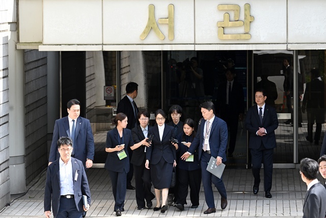 윤석열 전 대통령 부인 김건희 여사가 12일 구속 전 피의자 심문(영장실질심사)을 마친 뒤 서울 서초구 서울중앙지법을 나서고 있다. / 연합뉴스