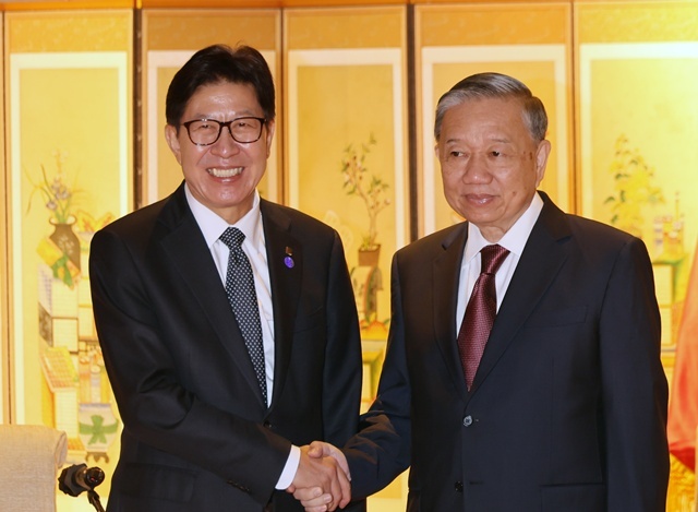 박형준 부산시장이 13일 국빈 방문 일정 중 하나로 부산 부산진구 롯데호텔에서 열린 주부산베트남총영사관 출범식에 참석한 또 럼 베트남 공산당 중앙집행위원회 서기장을 접견하고 있다. / 연합뉴스
