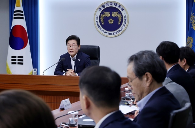 이재명 대통령이 14일 서울 용산 대통령실 청사에서 열린 7차 수석·보좌관 회의에서 발언하고 있다. / 연합뉴스