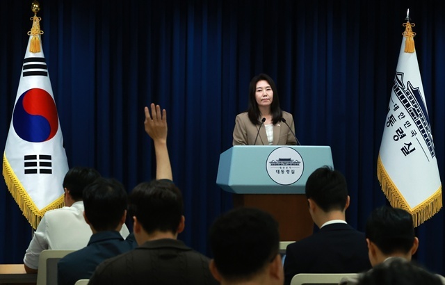강유정 대통령실 대변인이 18일 서울 용산 대통령실 청사에서 이날 열린 국가안전보장회의(NSC) 및 국무회의 등 현안 브리핑을 마친 뒤 취재진 질문을 받고 있다. / 연합뉴스
