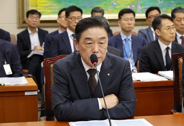 22일 열린 국회 정무위원회의 국가보훈부, 독립기념관 등의 국정감사에서 김형석 독립기념관장이 의원 질의를 경청하고 있다. / 연합뉴스