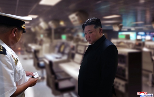 김정은, 구축함 '최현호' 시험과정 점검 / 연합뉴스