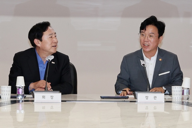 중기중앙회 방문한 김영훈 노동부 장관 / 연합뉴스