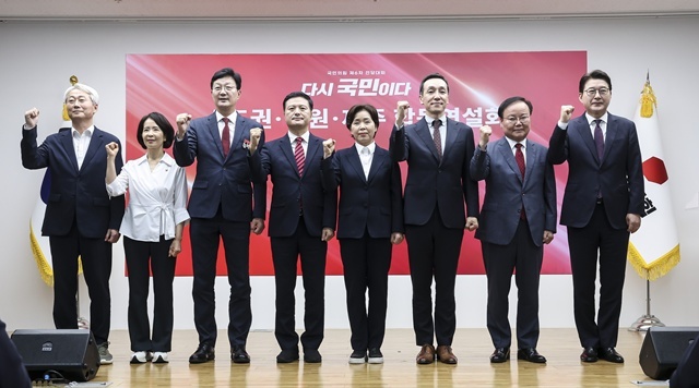 국민의힘 최고위원 후보들이 지난 14일 서울 여의도 국민의힘 중앙당사에서 열린 제6차 전당대회 수도권·강원·제주 합동연설회에서 기념촬영을 하고 있다. 왼쪽부터 김근식, 최수진, 손범규, 김태우, 양향자, 김민수, 김재원, 신동욱 최고위원 후보. / 연합뉴스
