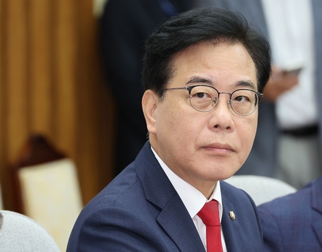 국민의힘 송언석 비상대책위원장 겸 원내대표가 22일 국회에서 열린 원내대책회의에 참석해 있다. / 연합뉴스
