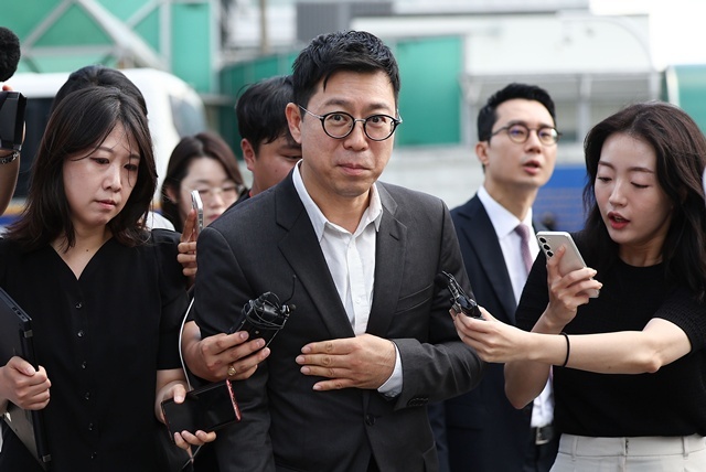사모펀드 운용사 오아시스에쿼티파트너스 민경민 대표가 22일 김건희 특검 조사를 받기 위해 서울 종로구 KT광화문빌딩 웨스트에 마련된 특검 사무실에 출석하고 있다. / 연합뉴스