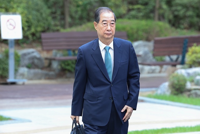 한덕수 전 국무총리가 22일 '12·3 비상계엄' 관련 내란·외환 사건을 수사하는 조은석 특별검사팀 사무실이 마련된 서울 서초구 서울고등검찰청으로 출석하고 있다. / 연합뉴스