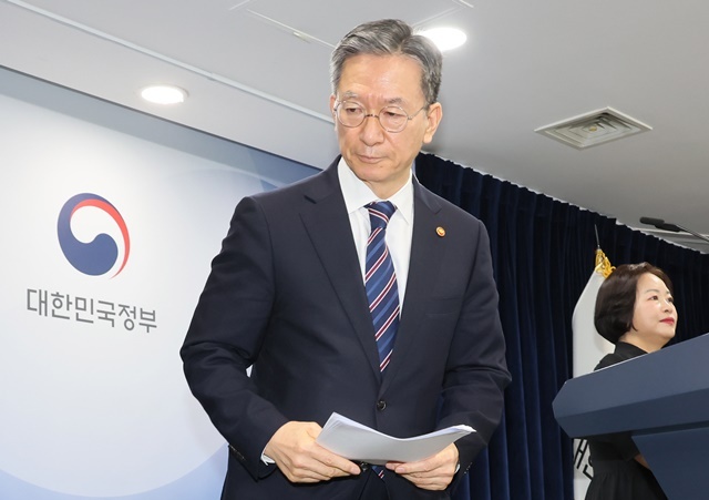 정성호 법무부 장관이 11일 서울 종로구 정부서울청사에서 8.15 광복절 특별사면 명단을 발표한 뒤 브리핑실을 나서고 있다. / 연합뉴스