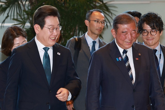 (도쿄=연합뉴스) 이재명 대통령과 이시바 시게루 일본 총리가 23일 일본 도쿄 총리 관저에서 회담장으로 이동하고 있다. / 연합뉴스