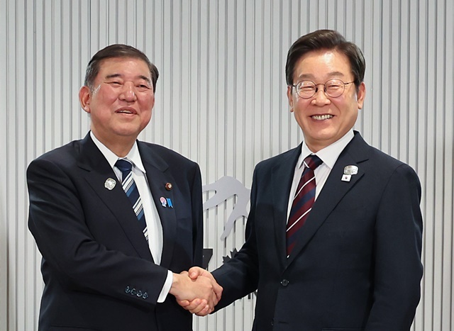 지난 6월 캐나다서 G7 정상회의 계기로 만난 이재명 대통령(오른쪽)과 이시바 시게루 일본 총리 / 연합뉴스