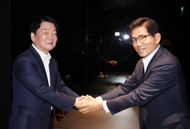 국민의힘 김문수 당 대표 후보와 안철수 의원이 23일 서울 여의도의 한 식당에서 만나고 있다. / 연합뉴스