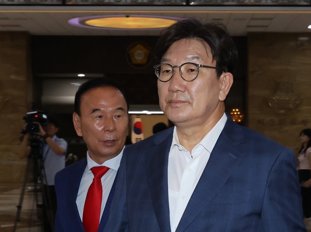 국민의힘 권성동 의원이 21일 국회 본회의장에 입장하고 있다. / 연합뉴스