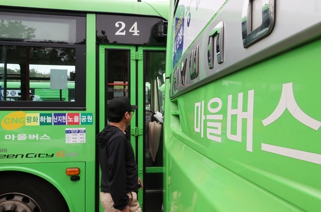 22일 서울 은평공영차고지에 마을버스가 대기해 있다. 서울마을버스운송사업조합은 지난 16일 서울시에 마을버스 요금 인상 등을 요구하는 공문을 보내고, 시가 요구를 수용하지 않으면 운행중단을 검토하겠다고 밝혔다. / 연합뉴스