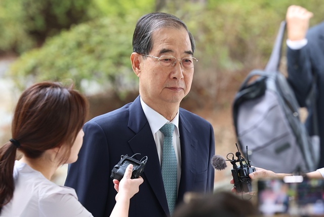 한덕수 전 국무총리가 22일 '12·3 비상계엄' 관련 내란·외환 사건을 수사하는 조은석 특별검사팀 사무실이 마련된 서울 서초구 서울고등검찰청으로 출석하고 있다. / 연합뉴스