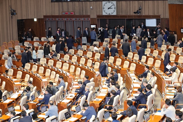 27일 서울 여의도 국회 본회의에서 국가인권위원회 위원(이상현), 국가인권위원회 위원(우인식) 선출안이 부결되자 국민의힘 의원들이 항의하며 퇴장하고 있다. / 연합뉴스