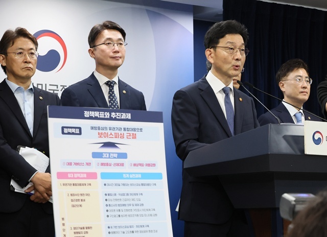 윤창렬 국무조정실장이 28일 서울 종로구 정부서울청사에서 열린 보이스피싱 근절 종합대책 관계부처 합동브리핑에서 발언하고 있다. / 연합뉴스