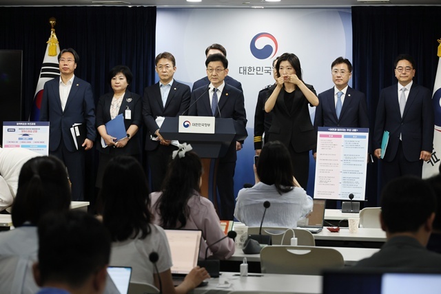 윤창렬 국무조정실장이 28일 서울 종로구 정부서울청사에서 열린 보이스피싱 근절 종합대책 관계부처 합동브리핑에서 발언하고 있다. / 연합뉴스