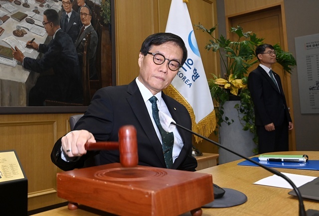 이창용 한국은행 총재가 28일 서울 중구 한국은행에서 열린 금융통화위원회에서 의사봉을 두드리고 있다. / 연합뉴스
