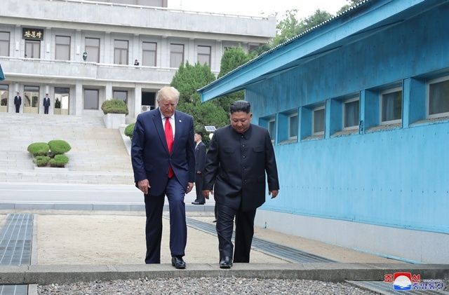군사분계선 넘는 북미 정상 / 연합뉴스