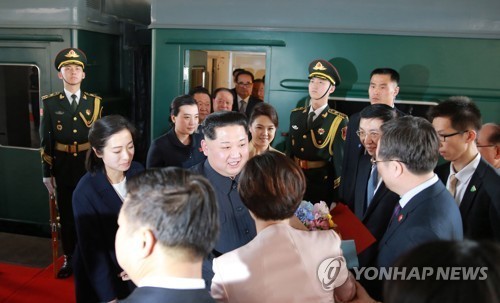 2018년 전용 열차로 베이징역에 도착한 김정은·리설주 부부 / 연합뉴스