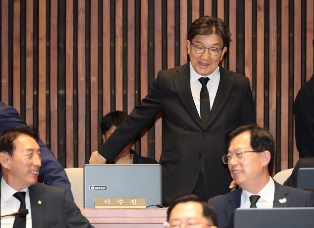 국민의힘 권성동 의원이 1일 서울 여의도 국회에서 열린 의원총회에 참석하고 있다. / 연합뉴스
