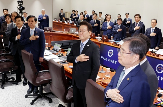 이재명 대통령이 2일 용산 대통령실에서 열린 국무회의에서 국기에 경례하고 있다. / 연합뉴스