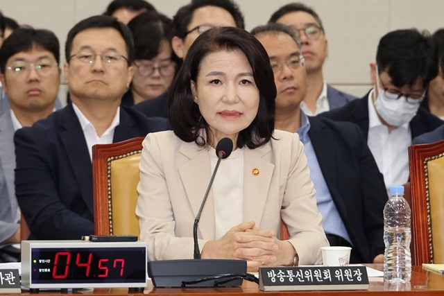이진숙 방송통신위원장이 2일 국회 과학기술정보방송통신위원회 전체회의에서 위원 질의에 답하고 있다. / 연합뉴스