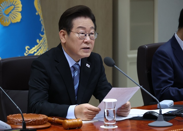 이재명 대통령이 2일 용산 대통령실에서 국무회의를 주재하고 있다. / 연합뉴스