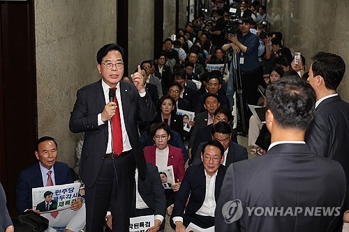 국회 사무처 관계자들에 항의하는 송언석 원내대표 / 연합뉴스