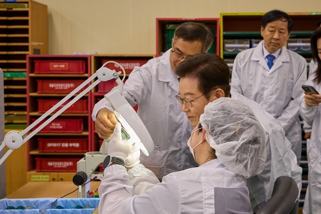 대통령실은 이재명 대통령이 지난 3일 경기 안산시 새솔다이아몬드공업에서 제품 공정을 살펴보는 모습을 4일 SNS에 공개했다. / 연합뉴스