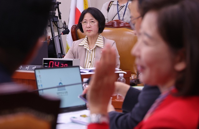 추미애 법제사법위원회 위원장이 4일 서울 여의도 국회에서 열린 법제사법위원회 전체회의에서 국민의힘 나경원 의원을 바라보고 있다. / 연합뉴스