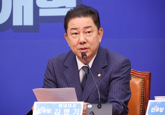 더불어민주당 김병기 원내대표가 8일 서울 여의도 국회에서 열린 최고위원회의에서 발언하고 있다. / 연합뉴스