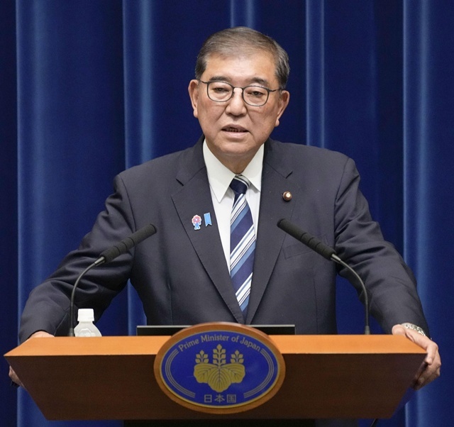 이시바 시게루 일본 총리가 7일 오후 도쿄 총리 관저에서 기자회견을 열고 자민당 총재직 사임과 총리직 퇴임 의사를 밝히고 있다. / 연합뉴스