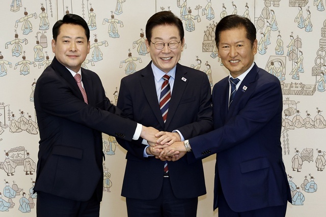 이재명 대통령이 8일 용산 대통령실에서 여야 지도부 오찬 회동에 참석한 더불어민주당 정청래 대표, 국민의힘 장동혁 대표와 기념촬영을 하고 있다. / 연합뉴스