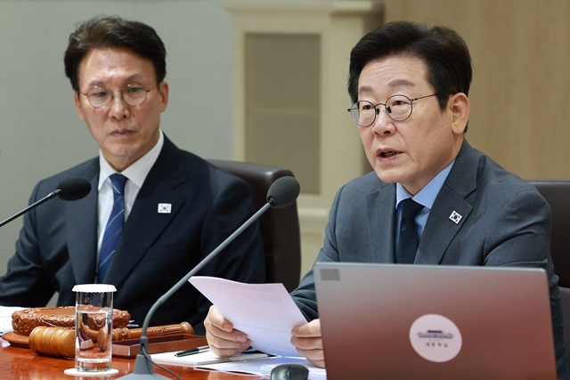 이재명 대통령이 9일 서울 용산 대통령실에서 열린 국무회의에서 발언하고 있다. 왼쪽은 김민석 국무총리. / 연합뉴스