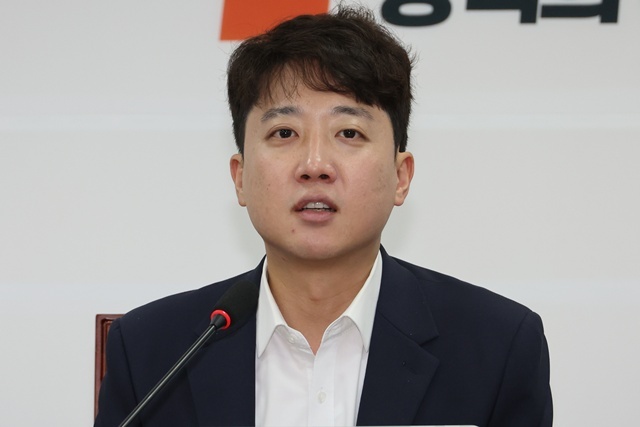 개혁신당 이준석 대표가 8일 서울 여의도 국회에서 열린 최고위원회의에서 발언하고 있다. / 연합뉴스