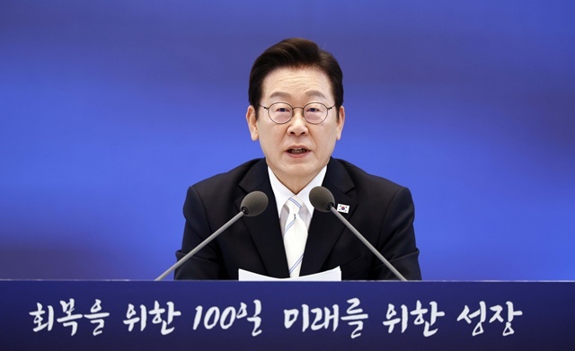 이재명 대통령이 11일 청와대 영빈관에서 열린 취임 100일 기자회견 '회복을 위한 100일, 미래를 위한 성장'에서 발언하고 있다. / 연합뉴스