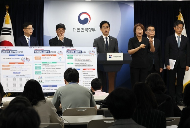 김민재 행정안전부 차관이 12일 서울 종로구 정부서울청사에서 민생회복 소비쿠폰 2차 지급 관련 브리핑을 하고 있다. / 연합뉴스