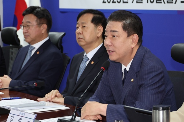 더불어민주당 김병기 원내대표가 15일 서울 여의도 국회에서 열린 '추석 민생안정대책 당정협의'에서 발언하고 있다. / 연합뉴스