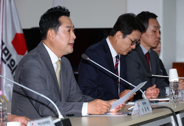 국민의힘 장동혁 대표가 15일 부산 수영구 남천동 부산시당에서 열린 현장최고위원회에서 발언하고 있다. / 연합뉴스