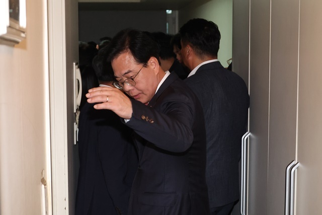 국민의힘 송언석 원내대표를 비롯한 의원들이 18일 서울 여의도의 국민의힘 당원명부 DB 관리업체에서 특검팀의 압수수색에 대응하고 있다. / 연합뉴스