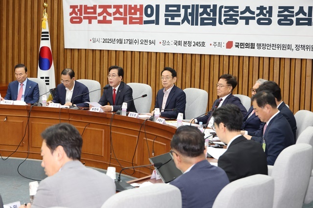 국민의힘 송언석 원내대표가 17일 서울 여의도 국회에서 열린 '정부조직법의 문제점 : 중수청(중대범죄수사청) 중심으로' 토론회에서 발언하고 있다. / 연합뉴스