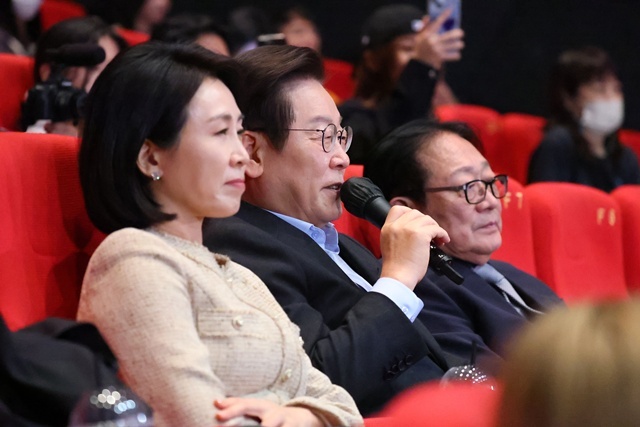 이재명 대통령이 20일 부산 해운대구 영화의전당에서 열린 부산국제영화제 공식상영작 '극장의 시간들' 관객과의 대화에서 감독과 배우에게 질문을 하고 있다. / 연합뉴스